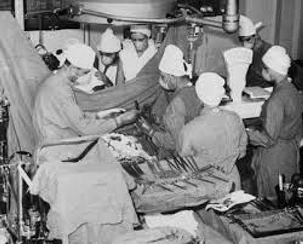 1952: Philadelphia'da ilk suni kalp ameliyatı yapıldı.