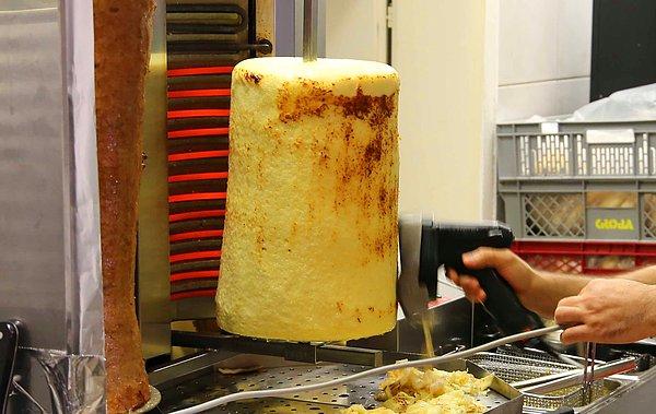 Bu yeniliğin sahibi olan Rüegg, peynirli kebabın geçen seneden beri satışta olduğunu fakat insanların hemen fark edemediğini söylüyor.
