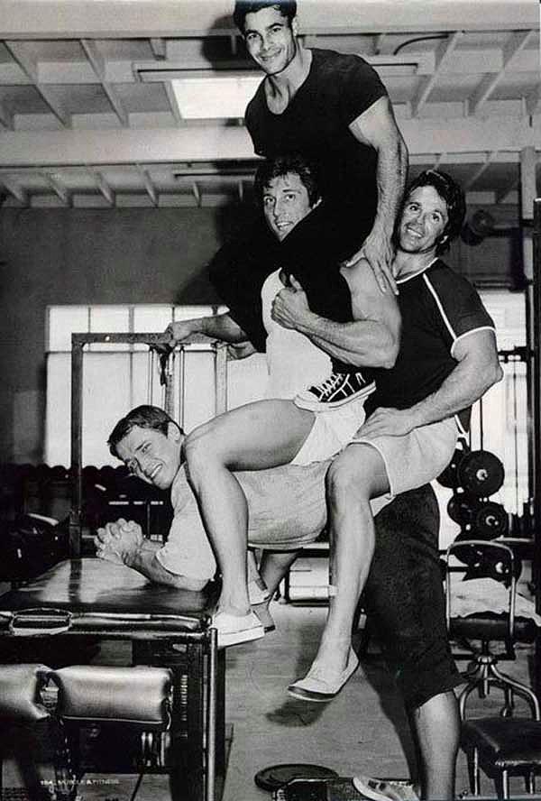 6. Arnold Schwarzenegger 3 arkadaşını sırtına alarak ne kadar güçlü olduğunu kanıtlamaya çalışırken, 1970'ler.