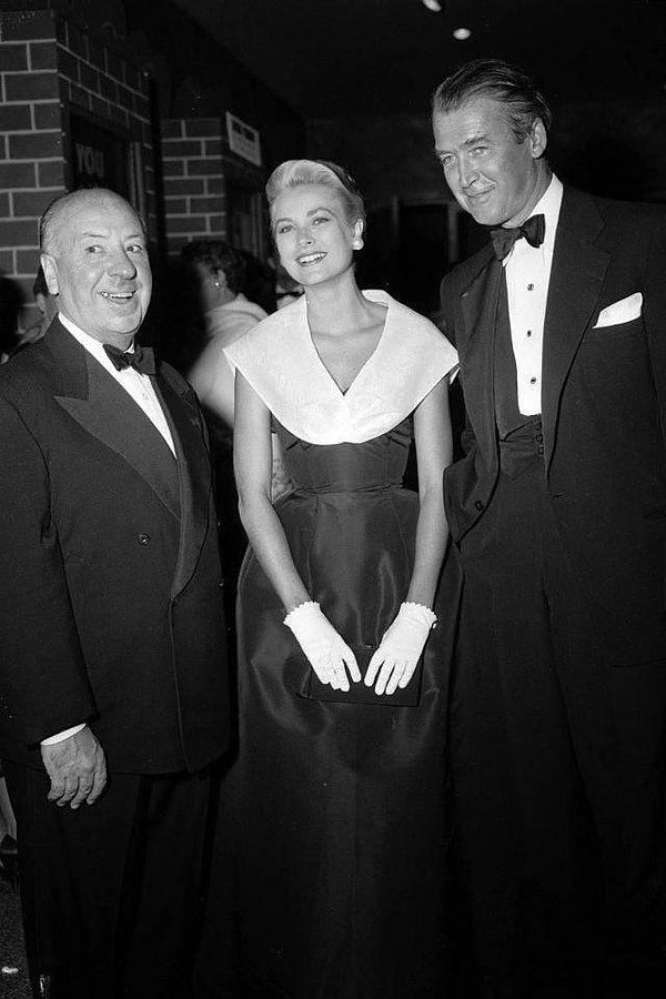 8. Alfred Hitchcock, Grace Kelly ve James Stewart "Arka Pencere" filminin prömiyerinde, 1954.