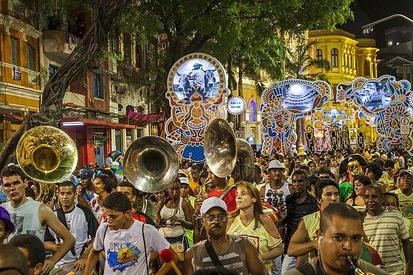 Aslında Brezilya'da her yıl çeşitli karnavallar düzenlenir, Rio karnavalı ise bu karnavallar arasında en çok bilinen ve kalabalık geçendir.