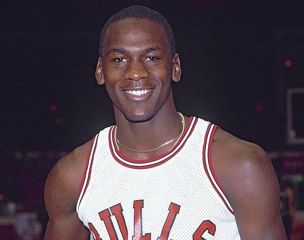 Michael Jordan lise ikinci sınıf öğrencisiyken okulun basketbol takımına seçilmedi.