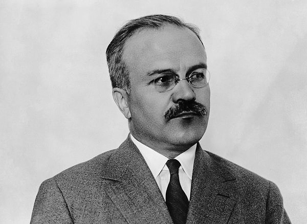 1. Умер Молотов.