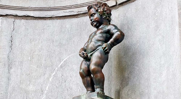 2. Знаменитый "Писающий мальчик" находится в городе...