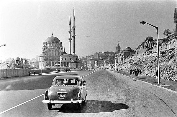 3. На этом снимке город особенно хорош! Перед нами...