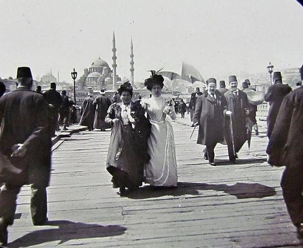 4. Дамы прогуливаются по городу. Это...