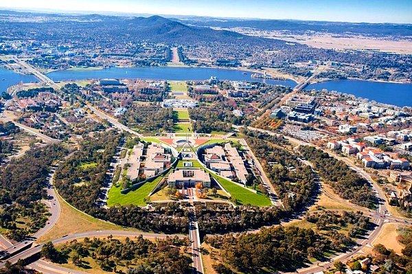 3. Avustralya'nın başkenti olan Canberra 1908'de, sırf Sidney ve Melbourne aynı anda ülkenin başkenti olmak istediği için kurulmuştur.