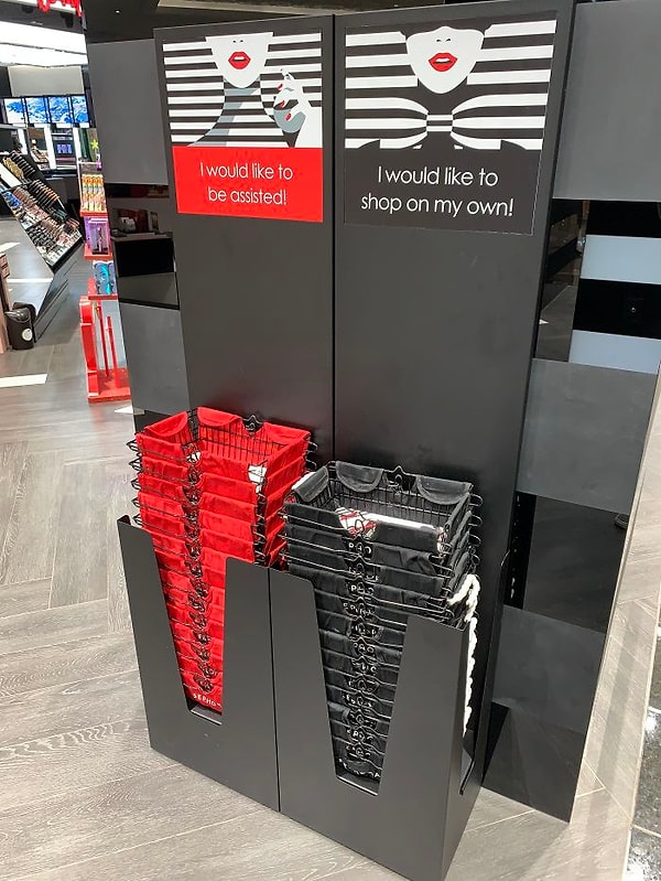 8. В этом магазине, расположенном в Дубае, ОАЭ, можно выбрать: хотите ли вы, чтобы вам помогал консультант (красная корзинка), или нет (черная корзинка для стесняшек и хмурых интровертов).