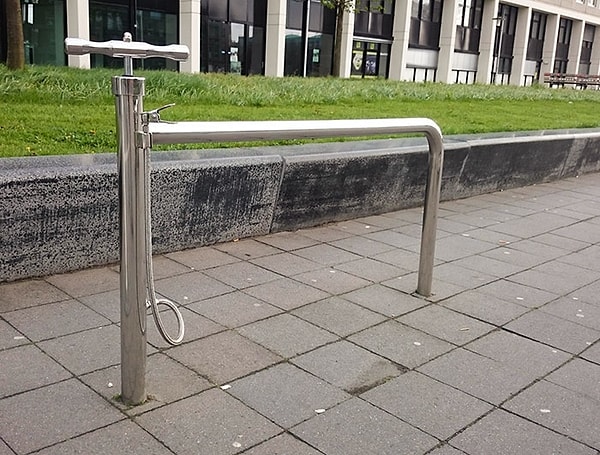 15. Стоянка для велосипедов со встроенным насосом. Потому что воздух - это бесплатно! (пока еще)