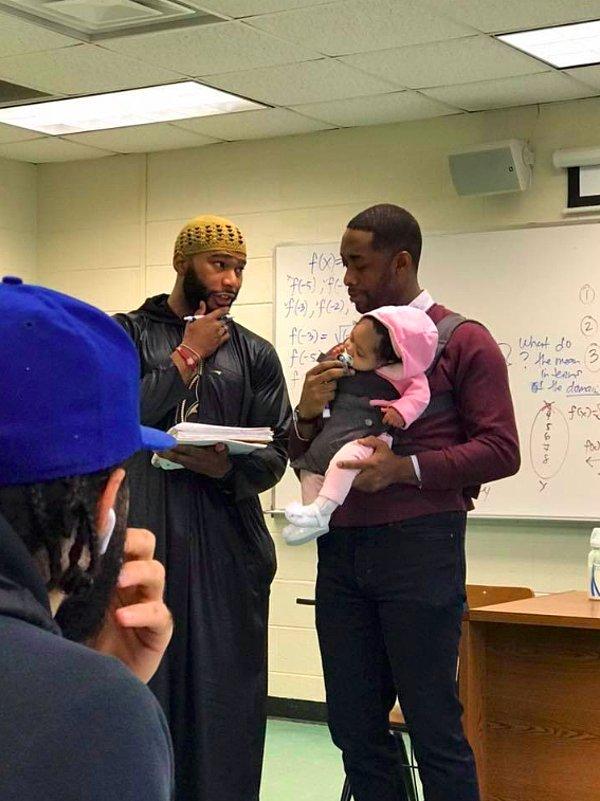 Atlanta, Georgia'daki Morehouse Üniversitesi'nde öğretim üyesi olan 34 yaşındaki Nathan Alexander, öğrencilerinden biri sınıfa 1 Mart'ta bebeğini getirdiğinde matematik dersi veriyordu.