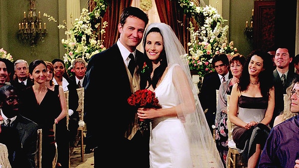 16. Кто обвенчал Чендлера и Монику?