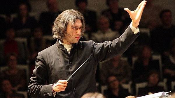 12. Во время выступления оркестра перед дирижёром лежит...