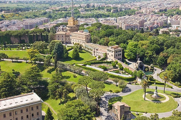 13. Какое из государств является самым маленьким по площади?