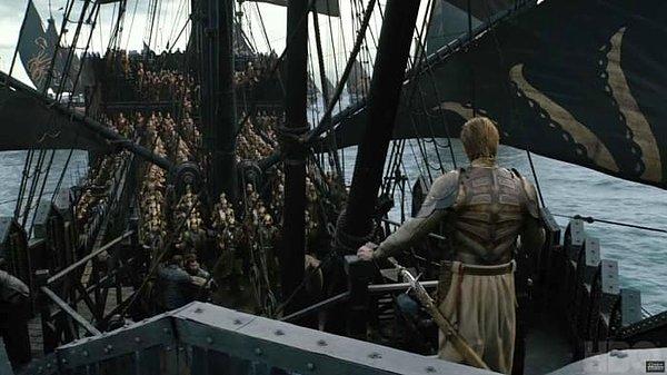 Daha sonra, Demirdoğumluların (Ironborn) gemisindeki Altın Mürettebat'a ilk kez göz ucuyla bakıyoruz.