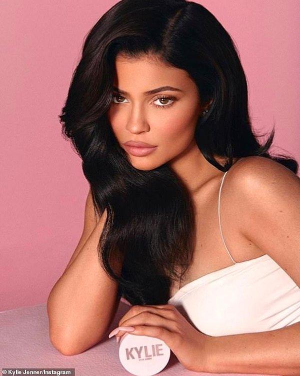 Forbes dergisinin dünyanın en zengin insanları listesini açıklaması üzere Kylie Jenner en genç milyarder ünvanının sahibi oldu.