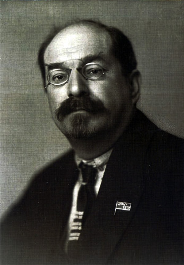 8. А помните, кто был назначен первым советским народным комиссаром просвещения?