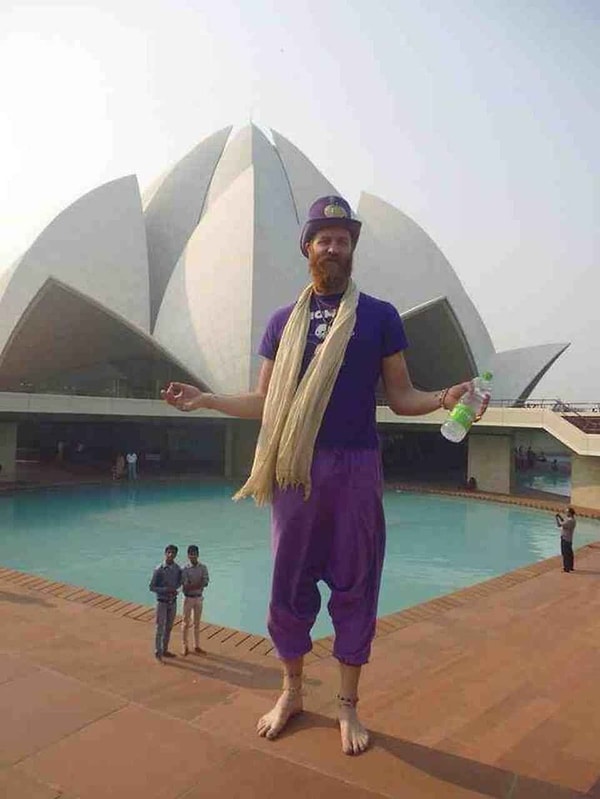 7. Берегитесь, этот гигантский человек может раздавить всех вокруг!