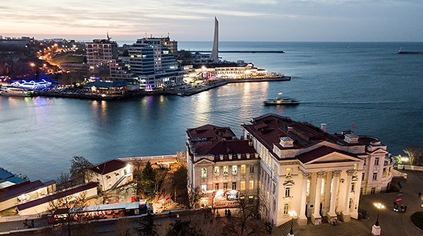 8. Какой город Павел I переименовал в Ахтиар?