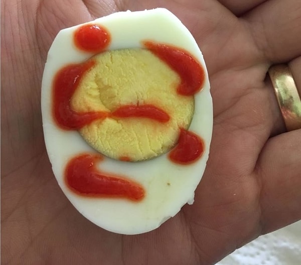 17. Вы видите, как человечек держит желток?
