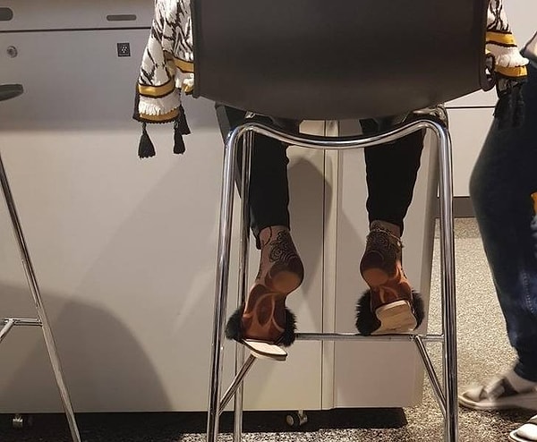 23. Нет, это не тапочки такие, а татуировки на ступнях