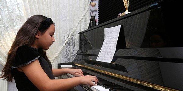 Doktor olan Hacer ve Niyazi Nefi Kara çiftinin kızı İpek Kara, 6 yaşındayken, ailesine piyano çalmak istediğini söyledi.