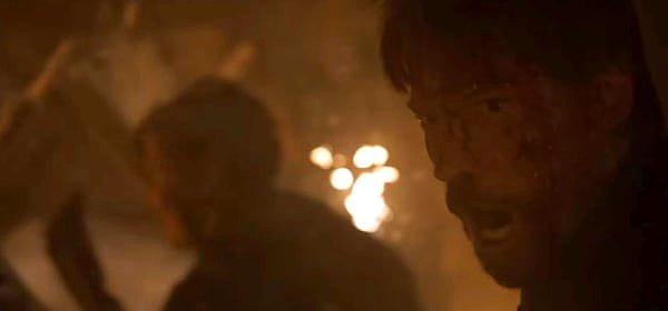 Hemen sonraki sahnede Jamie'nin birine doğru bağırıyor olması, Brienne'i kurtarmaya çalıştığını veya ona seslendiğini gösteriyor olabilir.