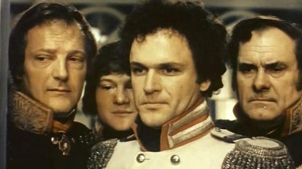 2. Какой актер сыграл роль Дениса Давыдова в фильме «Эскадрон гусар летучих»?