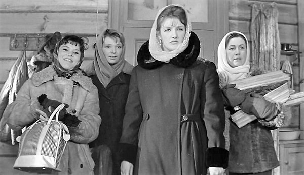 7. А какая героиня фильма "Девчата" была женой режиссера Ростоцкого в реальной жизни?