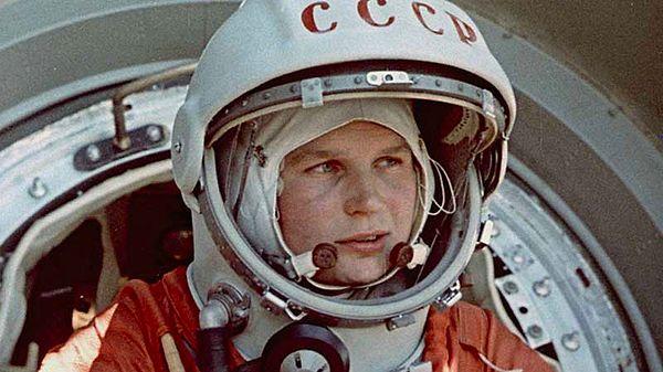 1963 - Vostok 6 ile dünya yörüngesine fırlatılan Rus kozmonot Valentina Tereşkova, uzaya seyahat eden ilk kadın oldu.