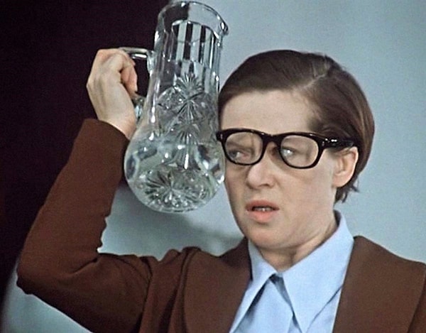 6. В какой стране имела большой успех пьеса "Сослуживцы", по которой снят фильм "Служебный роман"?