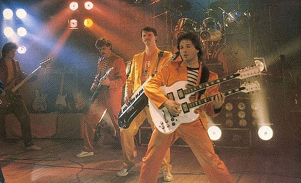 3. Сколько раз повторяется словосочетание "Земля в иллюминаторе" в начале песни "Трава у дома" группы "Земляне" ?