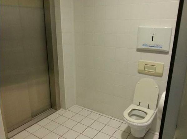 14. Туалет с лифтом. Хм, а что? Вполне себе интересная задумка...