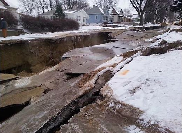 21. Огромная воронка, которая образовалась после поломки водопровода!