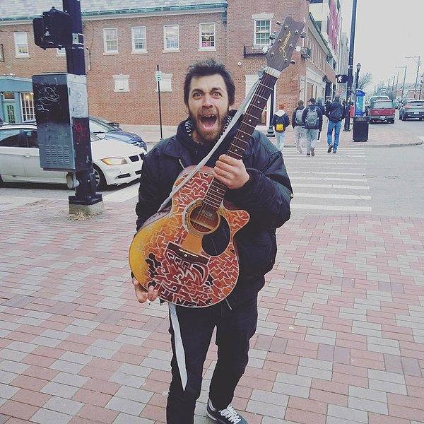 20. "Sokak çalgıcılığı yapmak için sürekli bir yerlerden gitar ödünç alan bu evsiz müzisyene, onarmış olduğum kendi eski akustik gitarımı verdim. Şimdiyse, ne zaman isterse o zaman çalabileceği için çok mutlu. Umarım toplumumuzda bir fark yaratabilmişimdir."