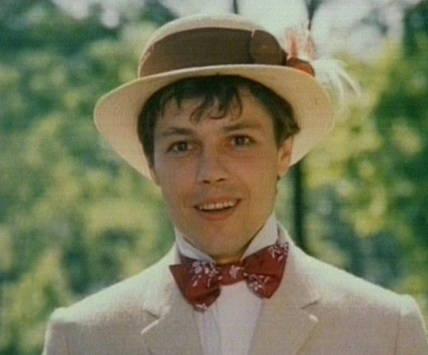 9. Куда собирался уехать герой песни Игоря Скляра, чтобы «поглядеть отвыкшим глазом на балтийскую волну»?