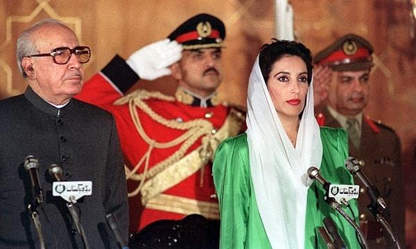 6. Dünya tarihinde müslüman bir ülkenin ilk kadın başbakanı olan Benazir Butto, hangi ülkede demokratik yöntemle seçildi?