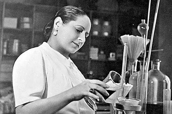15. Geldik son soruya! Kozmetik kavramını yaratan ve dünyanın ilk kozmetik şirketine açan Helena Rubinstein'ın ürettiği ilk şey nedir?