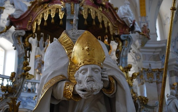 2. В каком городе был обезглавлен Дионисий Парижский?