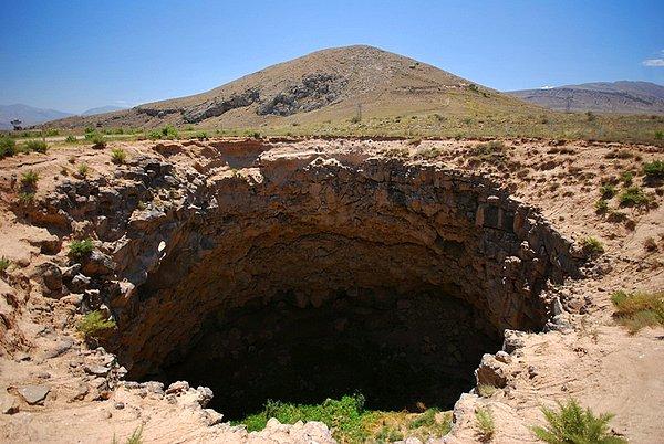 Doğubayazıt’ın 35 km doğusunda, İran sınırına 2 km uzaklıktaki çukurun genişliği 35 metre. Derinliği ise 60 metre.