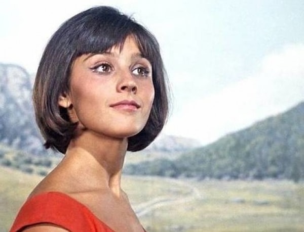 2. Каким эпитетом не называли героиню Варлей в фильме "Кавказская пленница"?