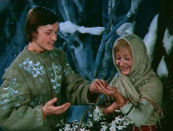 7. А какой месяц подарил героине кольцо в фильме "Двенадцать месяцев"?