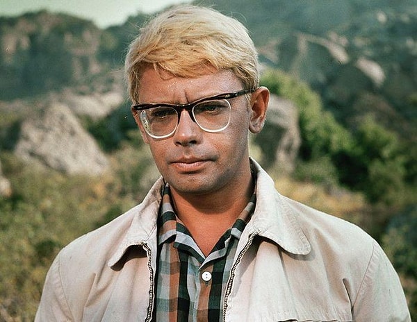 8. Что очень любил собирать Шурик в фильме "Кавказская пленница"?