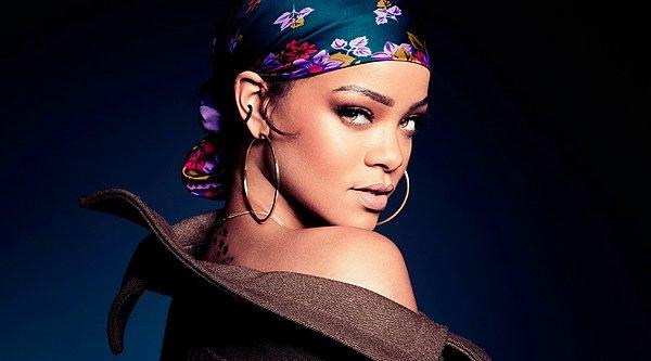 Albüm çıkartmak yerine her iş dalında kendini göstermeyi hedefleyen Rihanna kozmetik markasının ardından çıkarttığı saç markasının lansmanında peruk taktığı için tepki çektmişti. Yorumlar sonrası orijinal saçlarıyla görüntülenen isim bu sefer beğenilmedi!