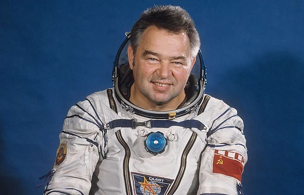 8. Как зовут этого человека?