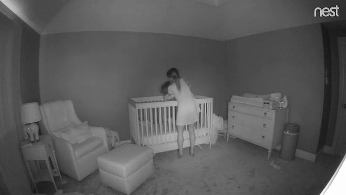 Bebeği Beşiğine Yatırırken Yüksek Korkulukların Azizliğine Uğrayan Annenin Havada Asılı Kaldığı Anlar