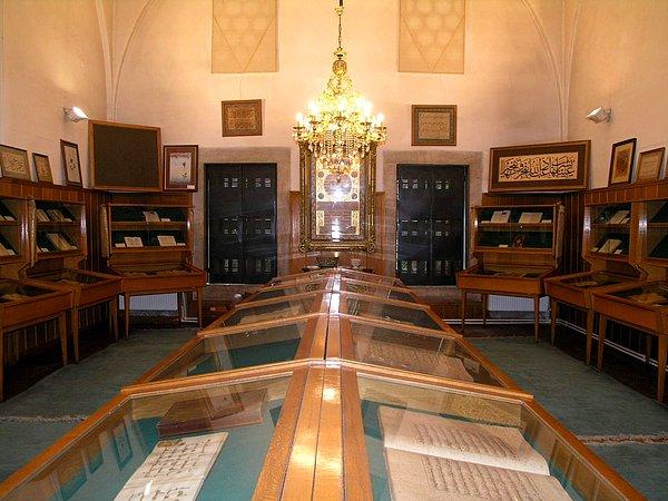 Tarih alanında tüm dünyada sayılı şehirlerden birisi olan İstanbul, yazma eserler konusunda çok önemli bir kuruma ev sahipliği yapıyor: Süleymaniye Yazma Eserler Kütüphanesi.