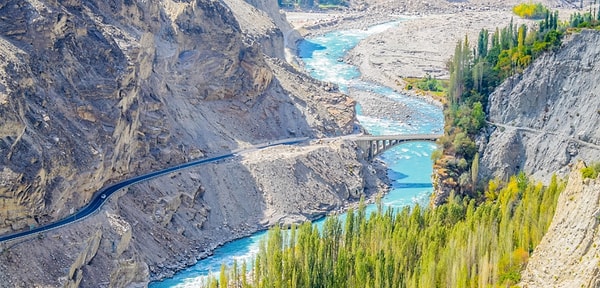 6. С какой страной Китай имеет границу лишь де-факто?