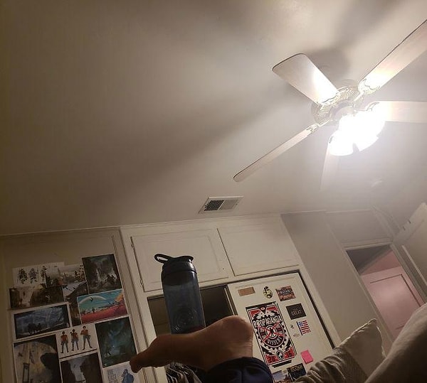 8. К этому фото нужно добавить, что владелец этой чудной пятки обладает фантастическими возможностями изгибаться, чтобы в такой позе наслаждаться напитком