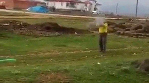 Videonun ilerleyen kısımlarında, Bekir Kadıoğlu'nun av tüfeği ile Dural'ı vurduğu görüldü...