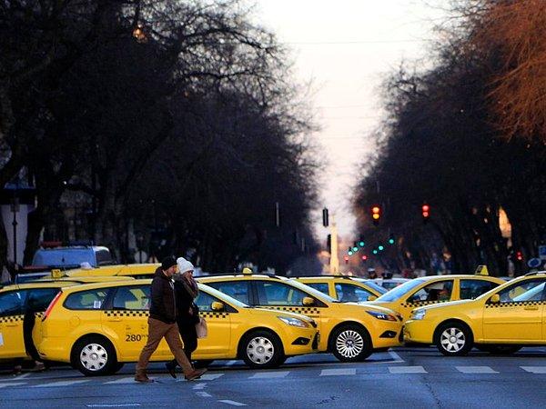 6. Taksilerin rengi sarıdır çünkü uzak mesafeden en kolay sarı rengi ayırt edilir.